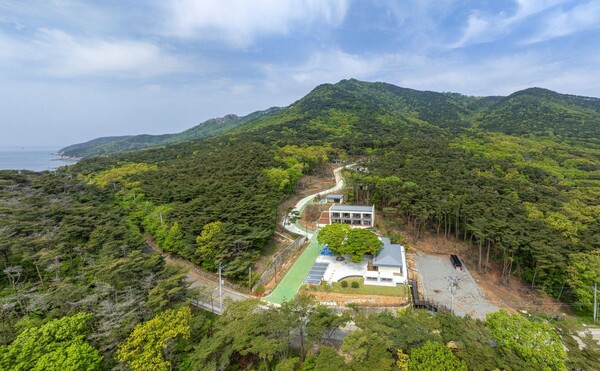 인천 옹진군이 직접 운영하는 ‘덕적도 자연휴양림’이 개장 7개월 만에 누적 방문객 1만3000명을 돌파했다.  (사진제공=옹진군)
