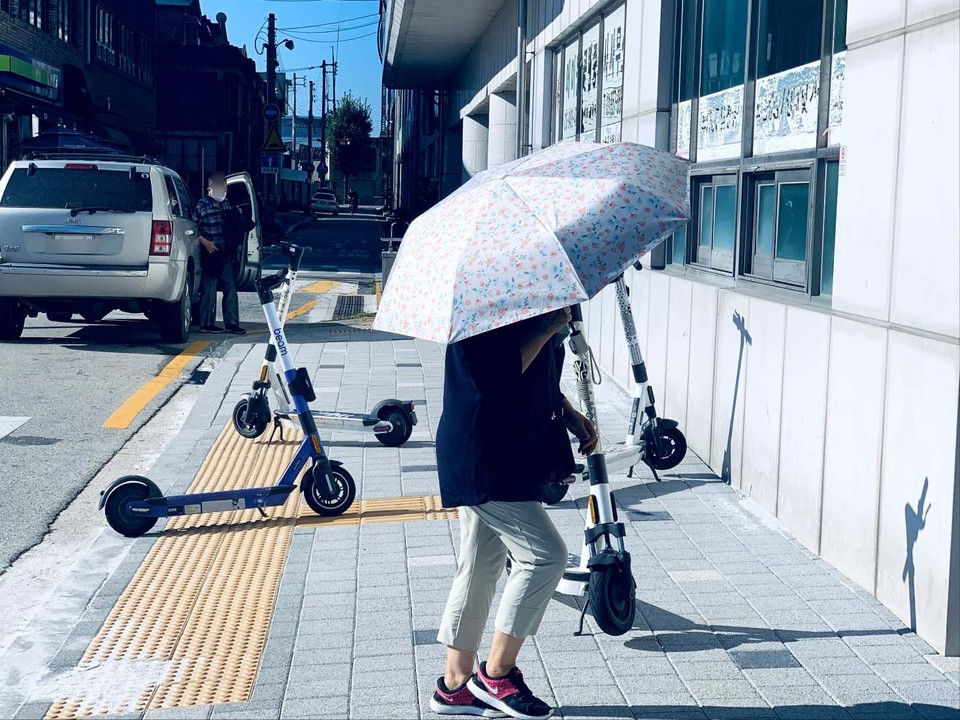 28일 오전 8시45분께 동두천시 중앙역 앞 인도에 전동 킥보드 여러 대가 인도를 점령한 채 널브러져 있어 오가는 사람들의 보행에 불편을 주고 있다. (사진=오기춘 기자)