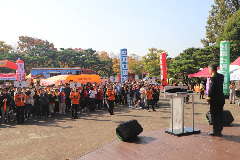 인천소방본부는 29일 특수학교 학생과 조력자 등 700여 명이 참여한 실전형 종합 소방훈련을 진행했다. (사진제공=인천소방본부)