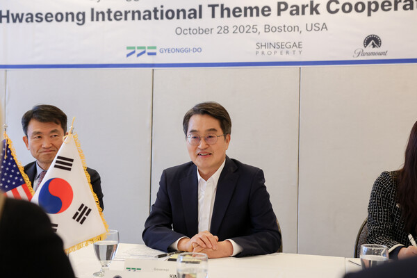 김동연 경기도지사가 경기 서해안 관광벨트 거점으로 세계적 수준의 화성 국제테마파크 조성 본격화를 위해 관계자들과 회담을 하고있다.