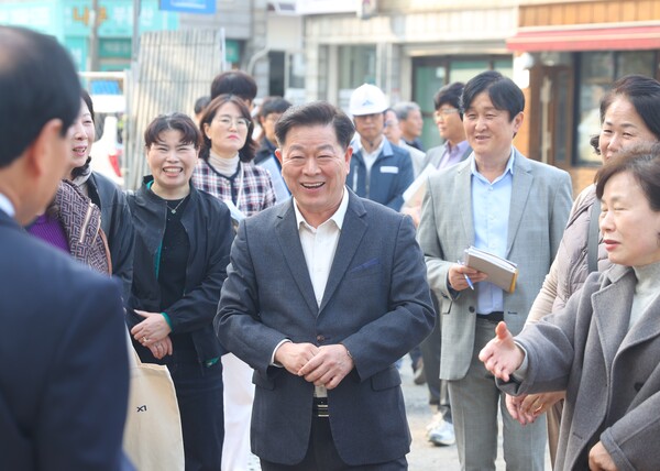 박승원 시장이 31일 '제64회 생생소통현장'으로 철산10·11단지 재건축 현장을 방문해 시민의 이야기를 경청하고 있다. (사진제공=광명시)
