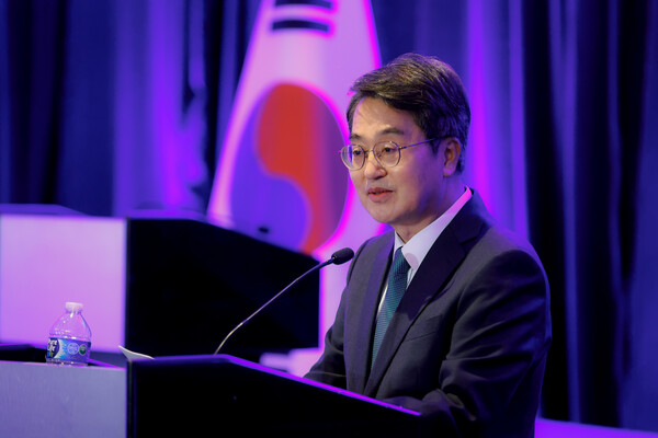 김동연 경기도지사가 미국 동부 투자유치 활동을 진행하는 동안 김인철 대사가 아칸소주를 방문해 사라 샌더스 주지사와 이차전지·모빌리티 분야 협력을 강화했다. 사진은 현지시간 29일 오전 미국 워싱턴 하얏트 리젠시 캐피톨 힐 호텔에서 개최한 싱크탱크 컨퍼런스에서 김동연 지사의 기조연설 현장.(사진제공=경기도)