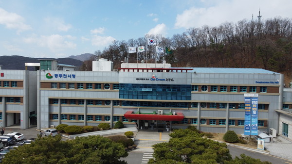 동두천시는 3일 코로나19 확산 방지를 위해 외국인 근로자를 고용한 사업주를 대상으로, 모든 외국인 근로자에 대한 코로나19 진단검사 조치 행정명령을 시행했다. 사진은 동두천시청 전경. (사진=중앙신문DB)