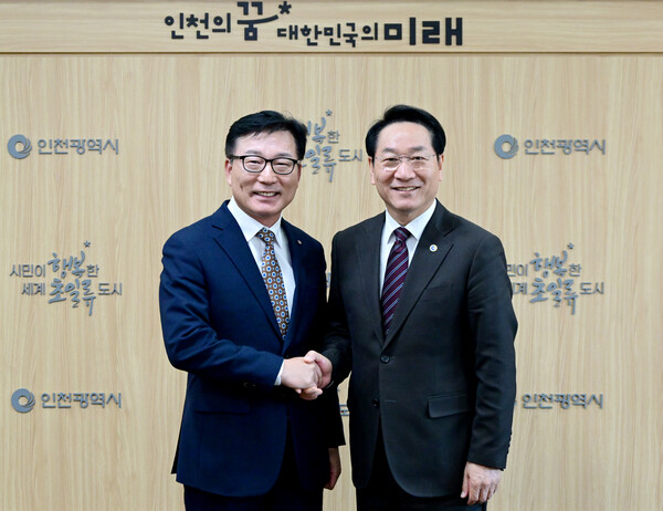 유정복 시장이 3일 시청 접견실에서 앰코테크놀로지코리아 이진안 대표이사를 접견하고 기념촬영을 하고 있다. (사진제공=인천시)