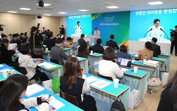2일 신천지예수교 증거장막성전(총회장 이만희) 청주교회에서 열린 ‘시온기독교선교센터 116기 수료식’ 기자회견에서 이만희 총회장이 발언하고 있다. (사진제공=신천지예수교)