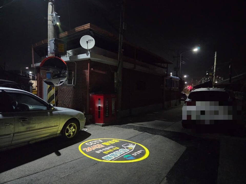 의정부시 고산동 빼벌마을 골목길이 한층 밝아졌다. 의정부시는 지난 9월부터 10월까지 고산동 508-121번지 일원에 로고젝터(고보조명) 10개를 설치해 야간 보행자 안전과 범죄 예방 효과를 높였다고 3일 밝혔다. (사진=의정부시청 SNS)
