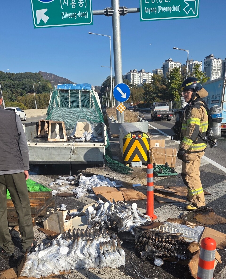 3일 오후 2시23분께 안양시 만안구 석수동 제2경인고속도로 석수나들목(IC) 인근을 주행 중이던 1t트럭 적재함에서 불이 나 욕실용품 등을 태우고, 약 16분 만인 오후 2시39분께 모두 진화됐다. (사진제공=경기도소방재난본부)