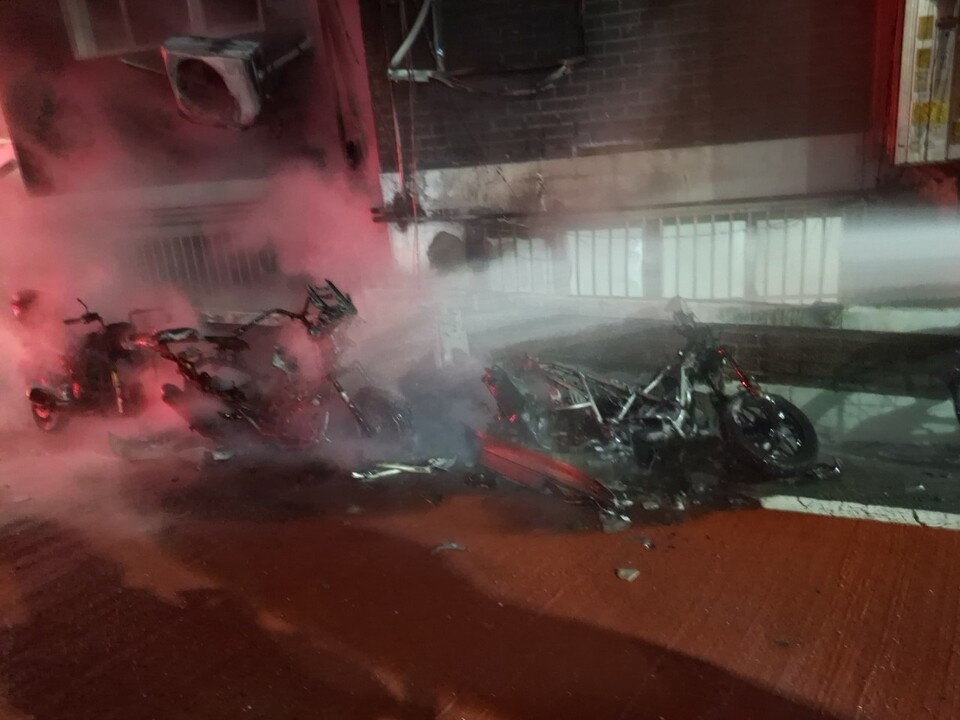 4일 새벽 수원시 장안구 연무동에서 오토바이 화재가 발생했으나 신속한 대응으로 약 12분 만에 진화됐다. (사진제공=경기도소방재난본부)