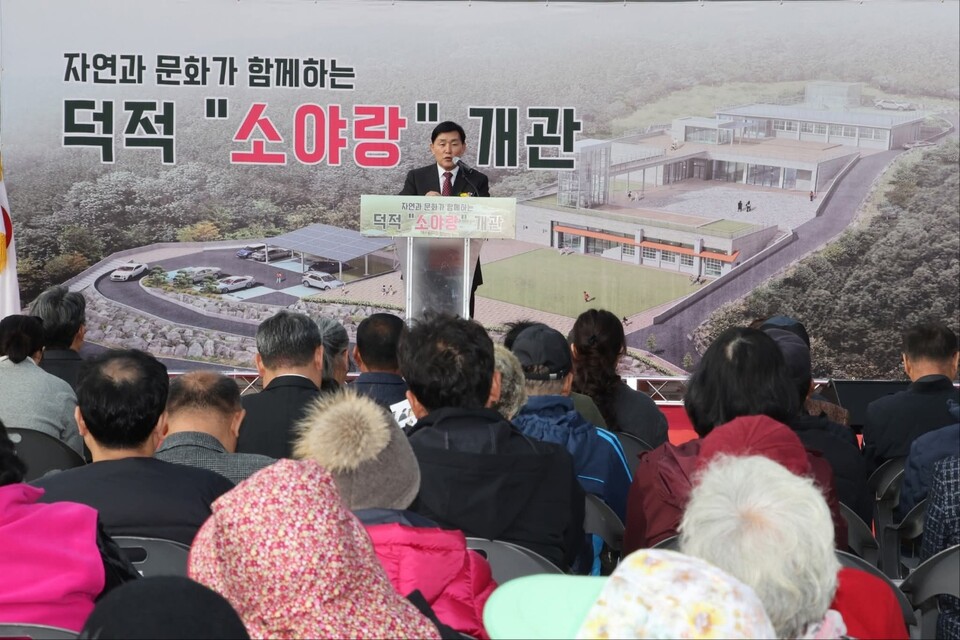 문경복 옹진군수가 4일 덕적면에서 지역 주민의 생활환경을 개선하기 위한 문화·체육·복지 인프라 3곳의 준공 및 착공 행사를 연이어 진행했다. 군은 이를 통해 섬 지역의 정주 여건과 생활 기반을 한층 강화한다는 방침이다. (사진=문경복 옹진군수 페이스북)