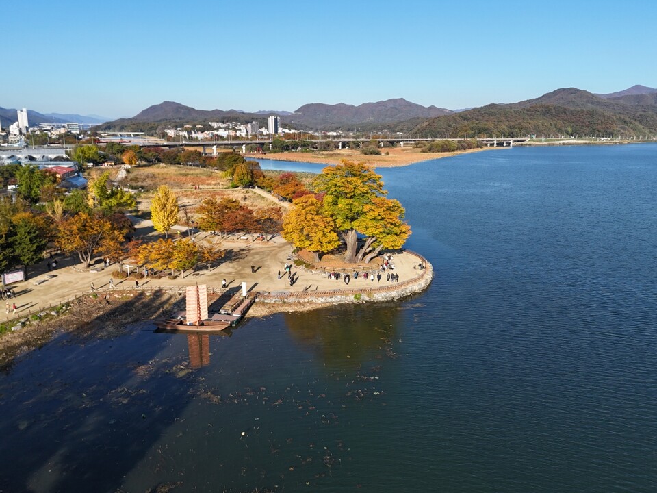 3일 오후 4시10분께 남한강과 북한강이 만나 한 줄기로 흐르는 양평 두물머리에 늦가을의 햇살이 내려앉아 반짝이는 윤슬을 만들어 낸다. (사진=김광섭 기자)