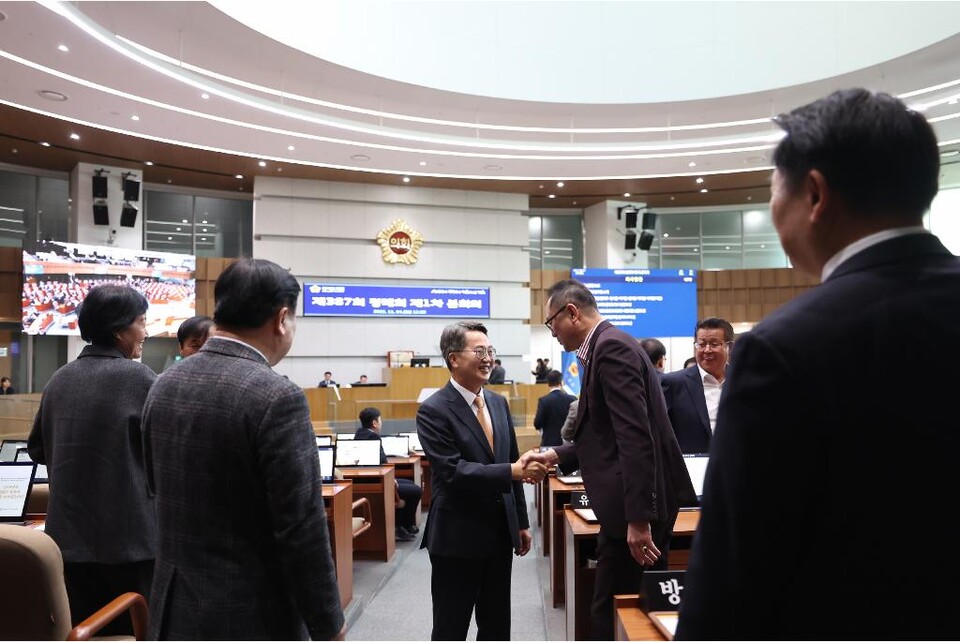 김동연 경기도지사가 4일 오전 경기도의회 본회의장에서 열린 제387회 정례회 1차 본회의에서  의원과 인사하고 있다. (사진제공=경기도)