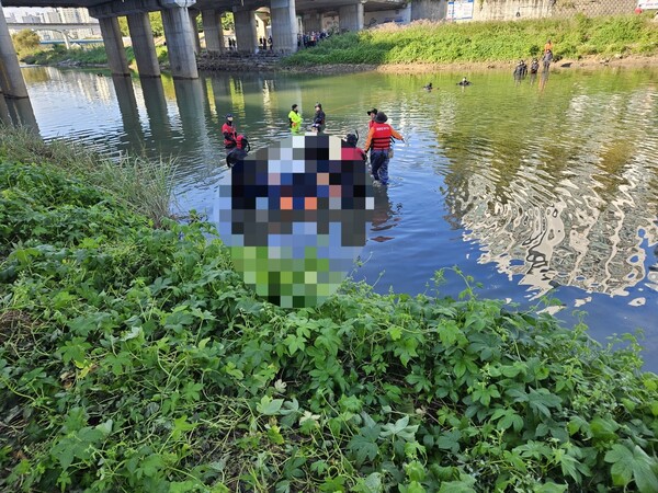 지난 13일 의정부시 중랑천에서 실종된 중학생이 수색이 시작된 지 나흘째 되는 날 숨진 채 발견됐다. 경찰은 정확한 사망 경위와 함께 학교폭력 연관성 여부도 조사하고 있다.&nbsp;(사진제공=경기도북부소방재난본부)