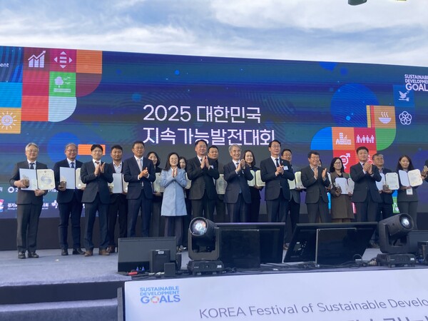 인천항만공사가 5일 ‘제7회 대한민국 솔라리그(K-Solar league)’ 시상식에서 재생에너지 확대 우수 공공기관으로 선정되어 기후에너지환경부 장관표창을 수상했다. (사진제공=인천항만공사)