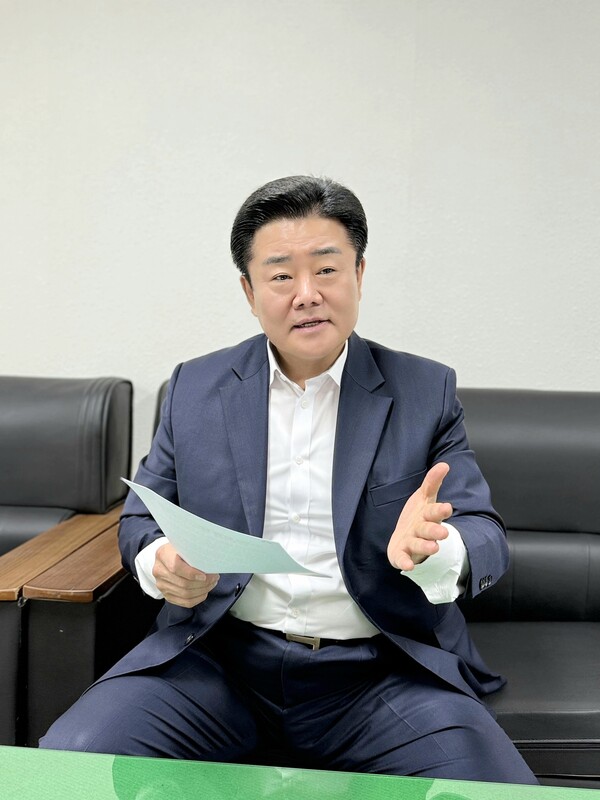 백경열 총감독이 제45회 전국장애인체육대회에서 종합우승 5연패를 달성한 뒤 언론 인터뷰를 하고 있다.