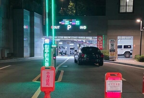 김포에서 고급 수입차인 벤틀리 차주가 아파트 주차장 입구를 3시간 가량 막는 사건이 발생해 경찰이 수사하고 있다. (사진=온라인 커뮤니티 캡처)