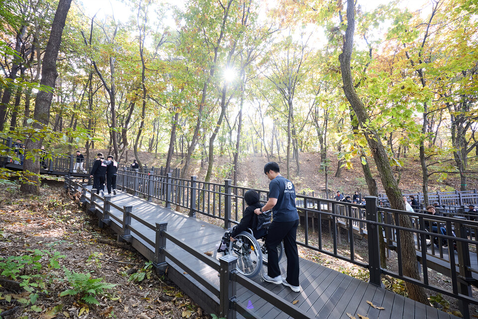 양주시는 토리근린공원에 무장애나눔길(Barrier-Free Trail)을 조성해 보행약자를 비롯한 시민 누구나 숲을 안전하고 편하게 체험할 수 있는 녹색 인프라를 마련했다. (사진제공=양주시)
