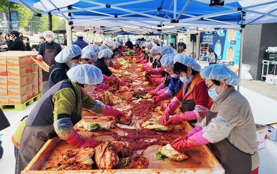인천 미추홀구는 6일 아인병원 앞 인도에서 동 지역사회보장협의체 관으로 ‘김장 나눔 행사’를 열고, 지역의 어려운 이웃들을 위한 사랑의 김장을 담갔다. (사진제공=미추홀구)