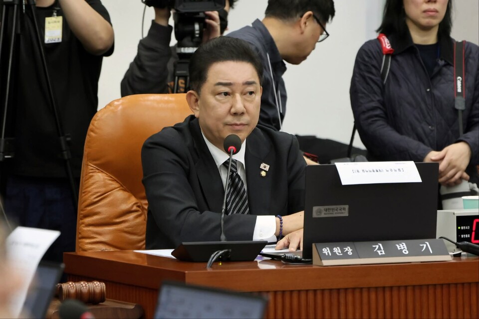 더불어민주당 김병기 원내대표가 7일 “2025년도 국정감사가 내란청산과 민생회복에 중점을 두고 마무리됐다”며 “이재명 정부의 첫 본예산을 국민 삶 중심으로 꼼꼼히 심사하겠다”고 밝혔다. (사진=김병기 원내대표 페이스북)