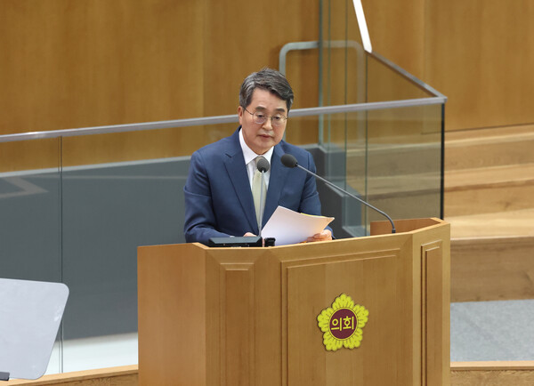 6일 오전 경기도의회 본회의장에서 김동연 경기도지사가 임태희 경기도교육감 등이 참석한 제387회 정례회 3차 본회의에서 일괄답변하고 있다.