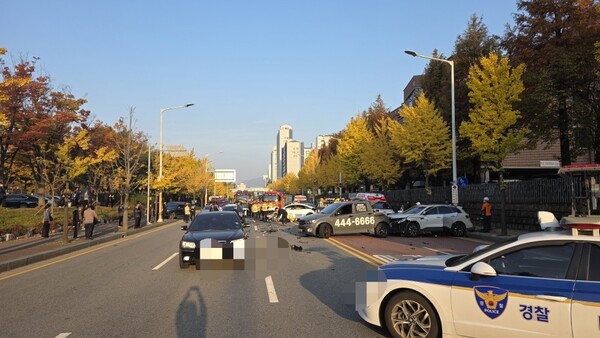 7일 오후 4시7분께 안양시 동안구 비산동 도로에서 택시가 앞서가던 차량을 들이받아 8중 추돌사고가 났다. 이 사고로 9명이 다쳤지만 모두 경상으로 확인됐다. (사진제공=경기도소방재난본부)