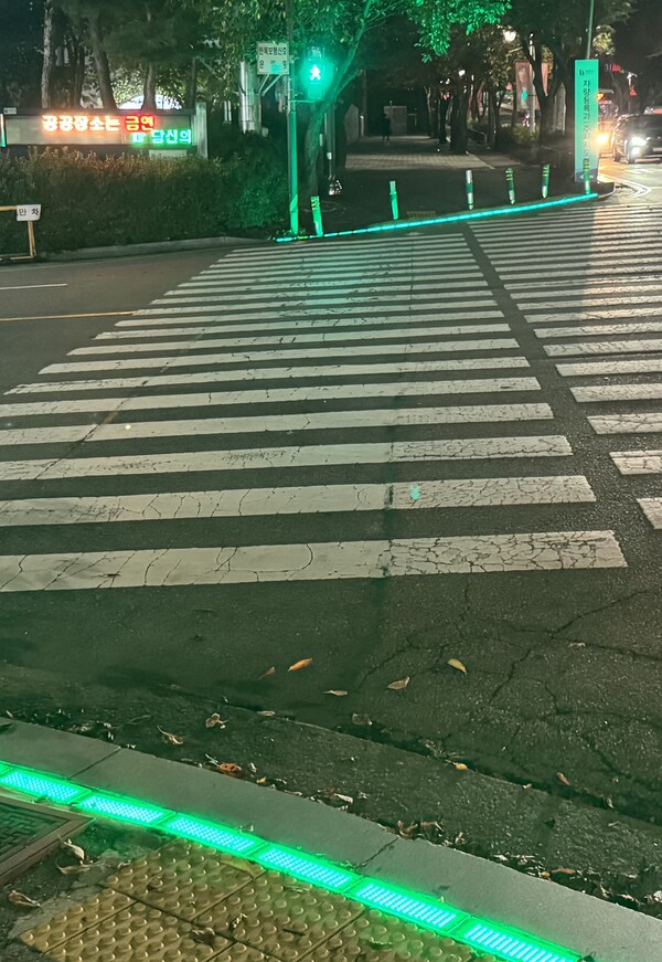경기도 감사위원회가 교통약자의 보행 안전 강화를 위해 도내 8개 시에 설치된 바닥형 보행신호등 250개를 대상으로 특정감사에 착수했다. 최근 2년간 교통안전 관련 민원이 급증하고 언론에서도 유지관리 부실이 잇따라 지적되면서, 실태 점검의 필요성이 제기된 데 따른 조치다. (사진제공=경기도)