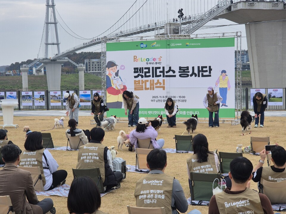 8일 경기도가 반려마루 여주에서 ‘펫리더스 봉사단’을 결성하고 여주 출렁다리와 신륵사 일대에서 유기동물 입양 홍보와 환경정화 활동을 진행했다. (사진제공=경기도)