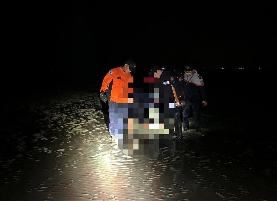 안산 방아머리 해변 인근 해상에서 바다로 입수한 10대 여성 2명이 평택해양경찰과 민·관·군 합동 대응으로 무사히 구조됐다. (사진제공=평택해양경찰서)