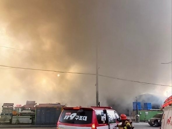 9일 오후 4시17분께 오산시 원동의 한 식자재전문매장에서 화재가 발생해 철골조 구조의 매장 일부를 태웠으며, 신고를 받고 출동한 소방당국이 약 1시간8분 만인 오후 5시27분께 큰 불길이 잡혔다. (사진제공=경기도소방재난본부)