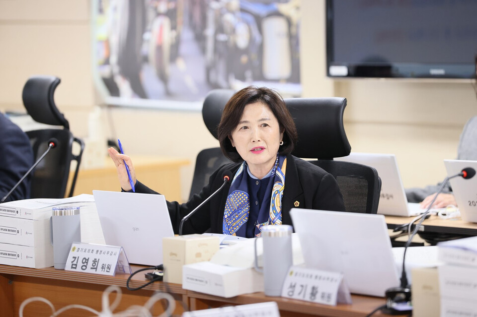 경기도의회 교육기획위원회 김영희 의원이 2025년도 수원·평택·안성 교육지원청을 대상으로 한 행정사무감사에서 ‘안성고등학교 그린스마트스쿨 증·개축 및 리모델링 사업’의 공사 중단과 수의계약 추진 과정의 부실 의혹을 제기했다. (사진제공=경기도의회)