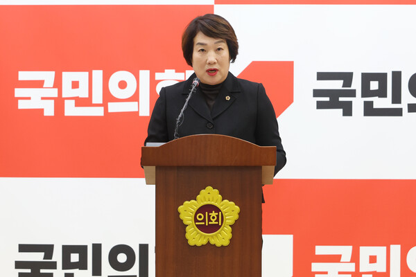 ### 제목 제안 ①“경기도의회 ‘의틀막’ 논란… 지미연 의원, 증인채택 거부 ‘민주주의 훼손’ 규탄”#### 부제 : 진석범 전 경기복지재단 대표 출석 무산에 “도민 눈·귀 막는 폭거”### 제목 제안 ②“‘행감 권한 틀어막기’ 논란 확산… 지미연 의원, 이재명 측근 비호 의혹 제기”#### 부제 : “진석범 증인채택 좌초, 도민 위한 의회인가 특정인 위한 기관인가”---#### 본문경기도의회 행정사무감사를 둘러싼 ‘의틀막(의정활동을 틀어 막는 행위)’ 논란이 확산되고 있다. 국민의힘 소속 지미연 경기도의원(용인 6, 보건복지위원회)은 10일 기자회견을 열고 “도의회의 핵심 견제권이 특정 정치세력에 의해 심각하게 훼손됐다”며 강하게 성토했다.지 의원은 “진석범 전 경기복지재단 대표의 증인채택이 여러 차례 신청에도 불구하고 ‘이재명 측근’이라는 이유로 거부됐다”고 주장했다. 그는 “행정사무감사는 도민이 부여한 의회의 본연의 책무이자 감시권인데, 이를 특정인을 보호하기 위한 수단으로 전락시켰다”며 “도민의 눈과 귀를 막는 폭거”라고 비판했다.지 의원은 이 사안을 “도의회의 자정기능을 무너뜨리는 중대한 사태”로 규정하며 “행감 증인채택 거부는 도민 주권에 대한 도전이자 대의민주주의 훼손”이라고 강조했다.행정사무감사는 지방의회가 집행부의 정책 집행과 예산 사용의 적정성을 점검하기 위해 매년 실시하는 핵심 의정 활동이다. 그러나 최근 일부 상임위원회에서 특정 인사들의 증인채택이 잇따라 무산되면서 정치적 영향력 행사 논란이 제기되고 있다.지 의원은 “경기도의회가 도민을 위한 기관인지, 아니면 특정인을 감싸는 기관인지 묻지 않을 수 없다”며 “이른바 ‘의틀막’ 시도는 민주주의를 역행하는 폭거”라고 강조했다.그는 “진석범 전 대표는 극저신용대출 사업 설계자이자 책임자임에도 불구하고 출석을 회피하고 있다”며 “증인채택을 거부한 세력은 진실을 은폐하려는 의도가 명백하다”고 주장했다.경기도의회 국민의힘 측은 “행감의 본질은 권력 감시이며, 증인채택 거부는 견제 기능의 본질적 훼손”이라며 도의회 내 감사 절차의 공정성 확보를 요구하고 있다. 반면 민주당 측은 “증인채택은 위원회 의결 절차를 거친 합법적 결정이며, 정치공세에 불과하다”는 입장을 보이고 있다.현재 경기도의회는 제385회 정례회 기간 중 보건복지위원회를 포함한 각 상임위원회별 행정사무감사를 진행 중이다. 진석범 전 대표는 이재명 전 지사 재임 시절 경기복지재단 대표로 재직하며 극저신용대출, 기본대출 등 복지정책 설계에 관여한 것으로 알려져 있다.지 의원은 “도민의 알권리를 차단하고, 행감을 정쟁의 도구로 삼는 행태를 결코 좌시하지 않겠다”며 “향후 증인채택 재추진과 함께 관련 자료를 도민에게 공개하겠다”고 밝혔다.---#### 한줄 요약지미연 경기도의원이 진석범 전 경기복지재단 대표 증인채택이 ‘이재명 측근 비호’로 무산됐다며 “도의회가 도민의 눈과 귀를 막는 ‘의틀막 폭거’를 자행했다”고 규탄했다.