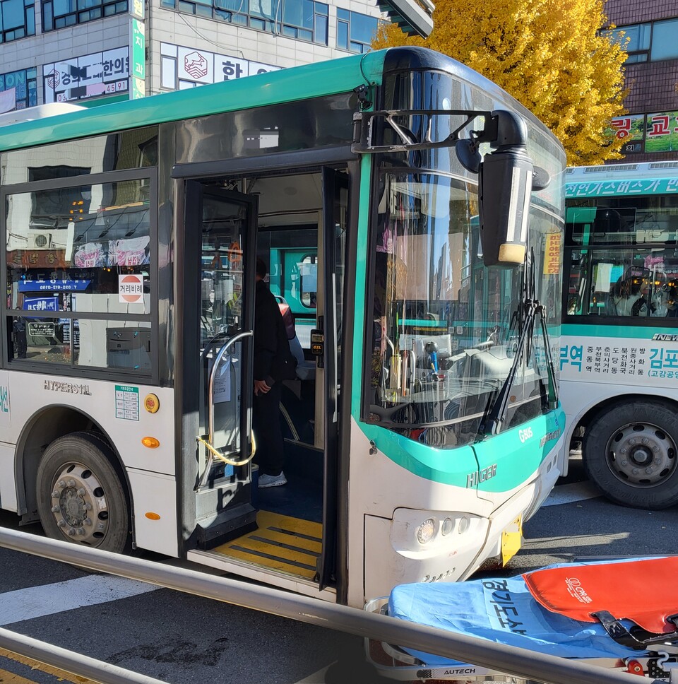 부천시 원미구 심곡동 심곡천 사거리에서 버스와 소형 화물트럭이 충돌해 버스 승객 2명이 경상을 입었다. (사진제공=경기도소방재난본부)