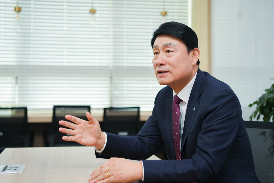송병억 사장은 인터뷰 내내 ‘주민과 상생’과 ‘자원순환’이라는 단어를 반복했다. 그는 “매립지는 이제 단순한 폐기물 처리시설이 아니라 시민들의 휴식과 힐링 공간”이라고 강조하며 변화된 현장의 분위기를 소개했다. (사진=남용우 선임기자)