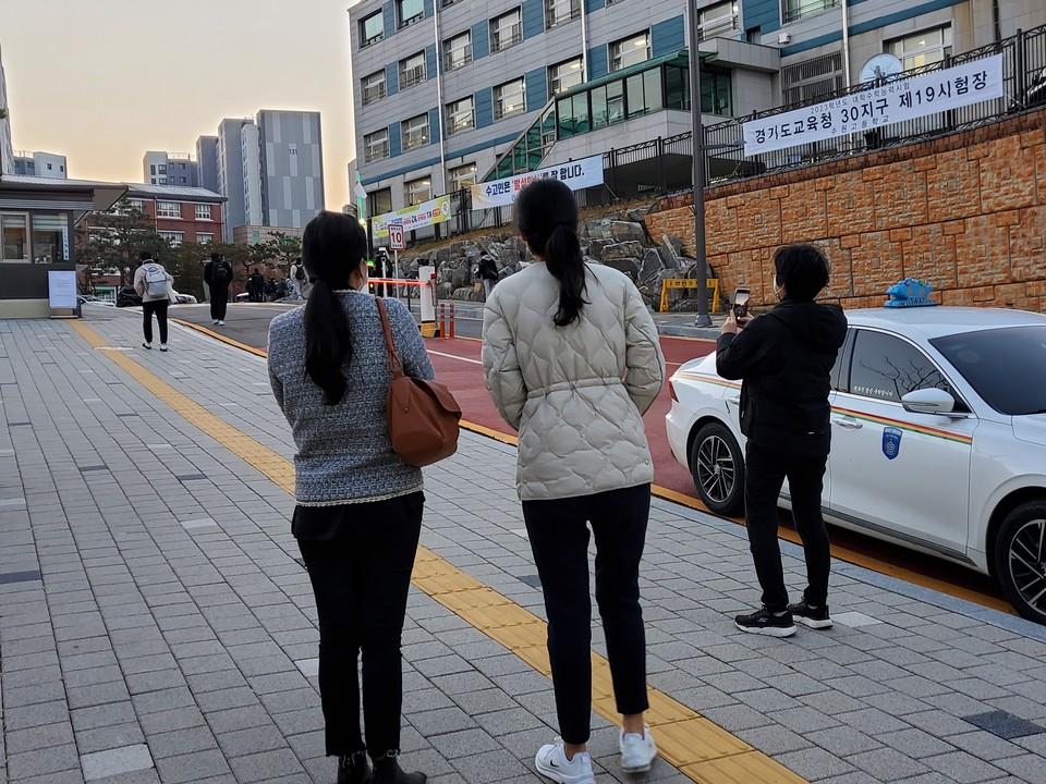 수능일인 17일 오전 수원시 팔달구 매교동에 위치한 수원고등학교(제19시험장) 앞에 수험생을 마중 나온 가족들이 학생들의 뒷모습이 보이지 않을 때까지 간절한 마음으로 바라보고 있다. (사진=권영복 기자)