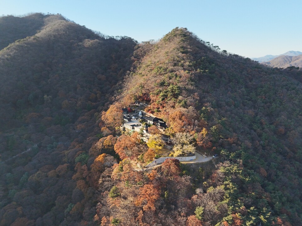 10일 오후 산등성이 너머로 해가 기울 무렵 드론이 남양주시 조안면 운길산 정상 인근을 비추자 오래된 사찰 수종사가 가을빛에 완전히 잠겨 있었다. (사진=이건구 기자)