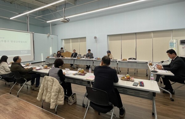 인천 미추홀구가 11일 미추홀구평생학습관에서 ‘2025년 미추홀구 평생교육 협의회’를 열고, 지역 내 평생학습 활성화와 민·관·학 협력 강화를 위한 방향을 논의했다. (사진제공=미추홀구)