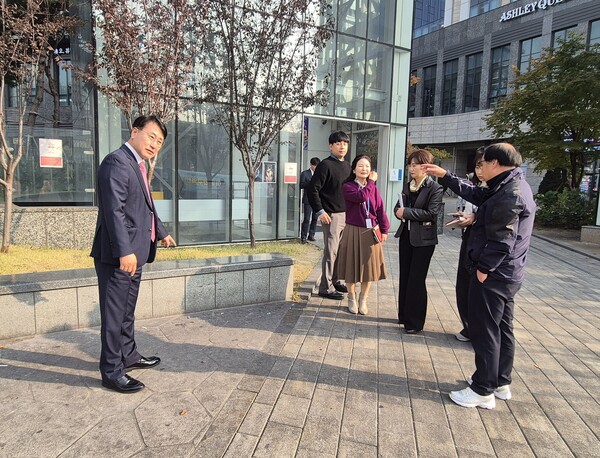 인천 미추홀구의회 장규철 부의장이 지난 7일 아인병원 일대에서 지속적으로 발생하는 흡연 관련 민원을 해결하기 위해 현장점검을 실시하고 실효성 있는 금연 대책 마련에 나섰다. (사진제공=미추홀구의회)