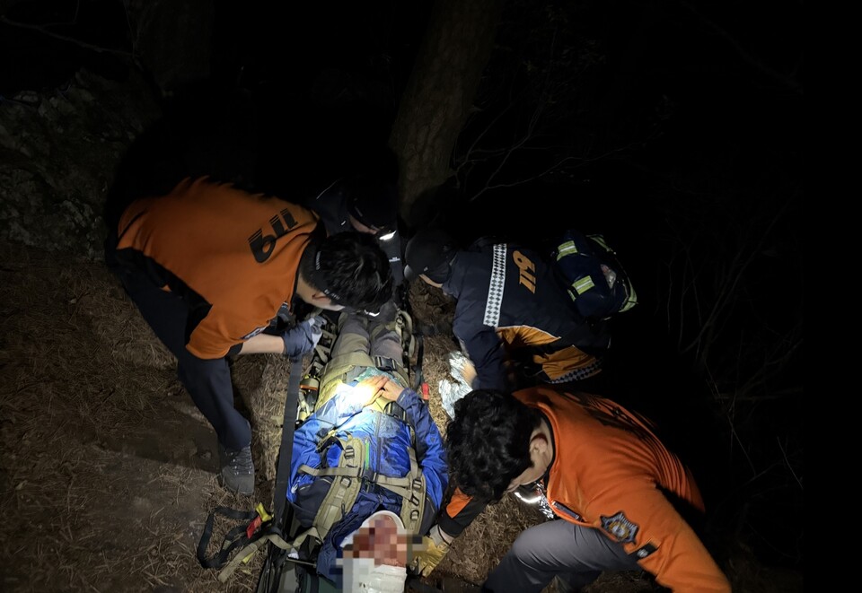 양평군 용문산 용문봉에서 추락해 고립됐던 70대 등산객이 소방대원과 함께 산속에서 밤을 지새운 끝에 약 16시간 만에 구조됐다. (사진제공=양평소방서)