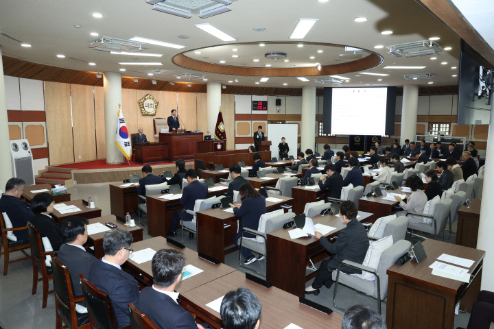 고양특례시의회가 12일 본회의장에서 제299회 제2차 정례회를 개회하고, 12월12일까지 31일간의 일정에 돌입했다. (사진제공=고양시의회)