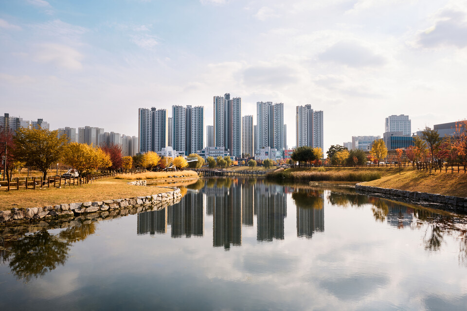 12일 오전 양주시 옥정동 옥정신도시의 옥정호수공원이 가을의 끝자락을 물들이고 있다. (사진제공=양주시)