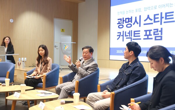 박승원 시장이 12일 오후 광명업사이클아트센터에서 열린 ‘광명시 스타트업 커넥트 포럼’의 토크콘서트에 참석해 발언하고 있다. (사진제공=광명시)