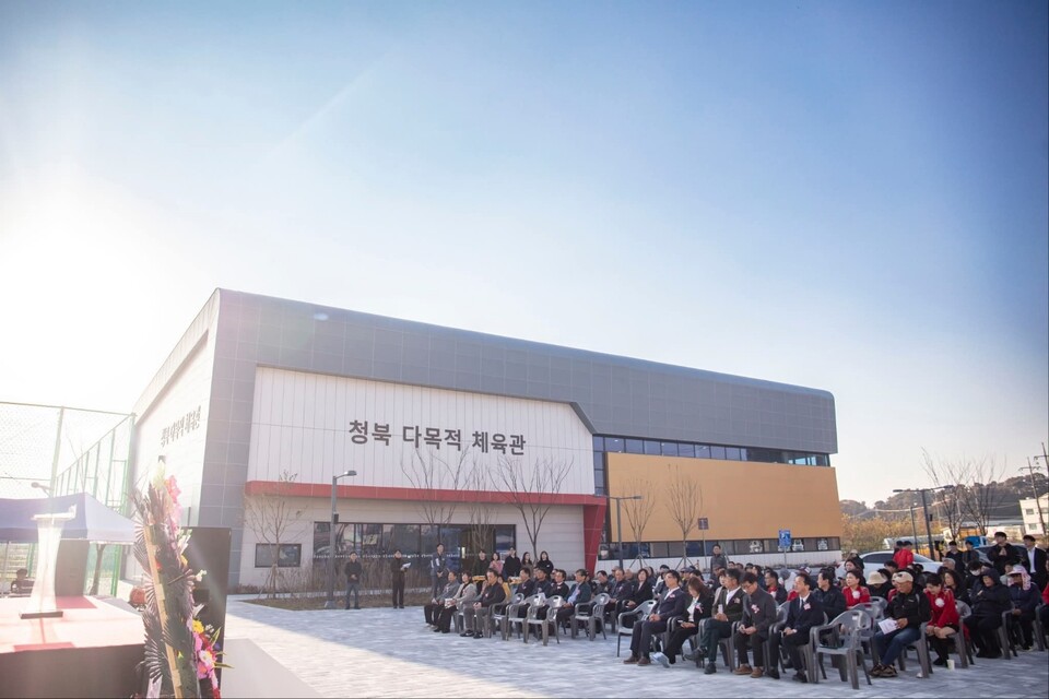 평택시 청북읍행정복지센터 인근에 주민 숙원사업이던 ‘청북 다목적 체육관’이 12일 준공됐다. (사진=정장선 평택시장 페이스북)