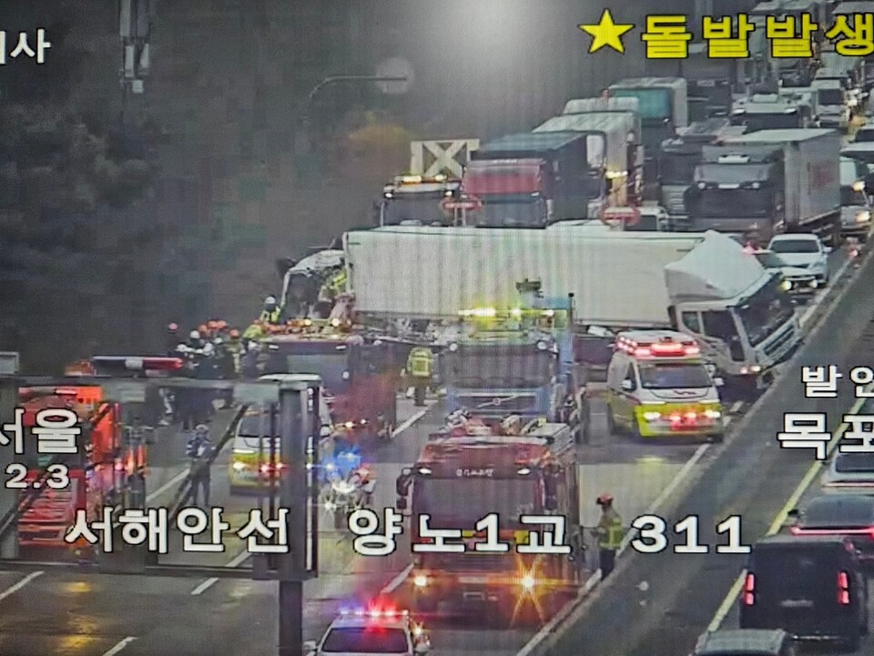 13일 오전 서해안고속도로 서울방향에서 화물차 2대가 추돌하는 사고가 발생해 해당 구간이 전면 통제된 채 구조작업이 이루어지고 있다. (사진=한국도로공사)