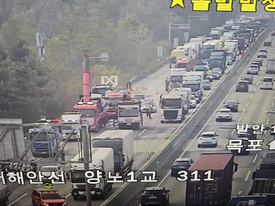 서해안고속도로 서울방향에서 화물차 추돌사고로 전면 통제됐던 구간의 통행이 일부 재개됐다. (사진=한국도로공사 CCTV 캡처)