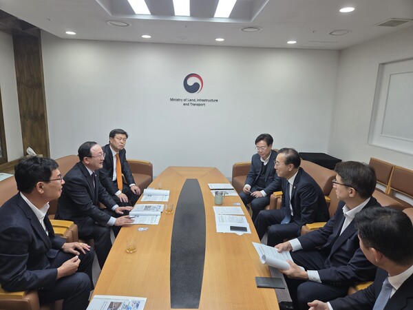 김덕현 연천군수가 12일 김윤덕 국토교통부 장관과 만나 서울~연천 고속도로 조기 착공과 철도망 확충 등 지역 핵심 현안을 집중 건의했다. (사진제공=연천군)