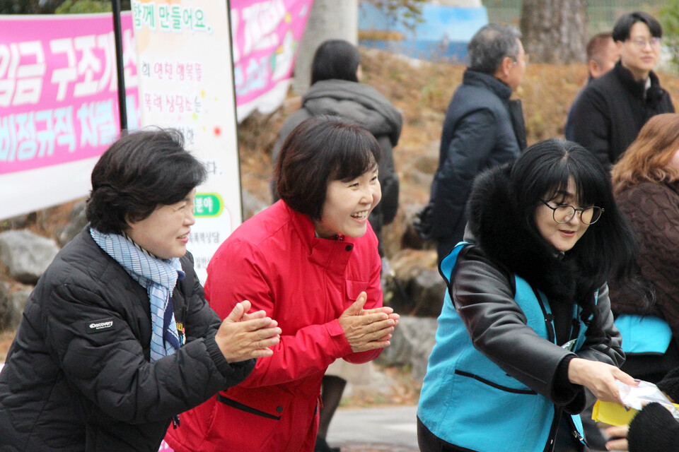 13일 오전 2026학년도 대학수학능력시험장을 찾은 김미경 연천군의회 의장(가운데)과 의원들이 전곡고 정문에서 수험생들에게 응원 인사를 전하며 격려 물품을 건네고 있다. (사진제공=연천군의회)