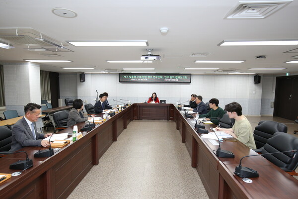 인천 서구의회가 지역 여건에 맞는 조례 정비와 입법 평가 도입을 위해 연구용역 결과를 공유하고 개선방향을 논의했다. (사진제공=서구의회)