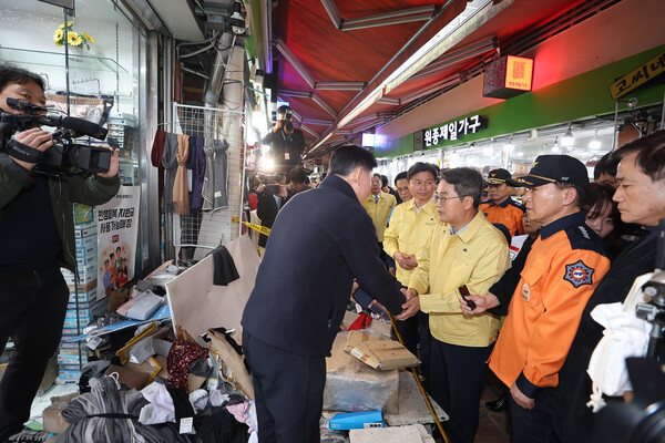 김동연 경기도지사가 부천 제일시장 트럭돌진사고 현장을 찾아 피해 시민을 위로하고, 치료·복구·심리안정 등 전방위 지원을 지시했다. (사진제공=경기도)