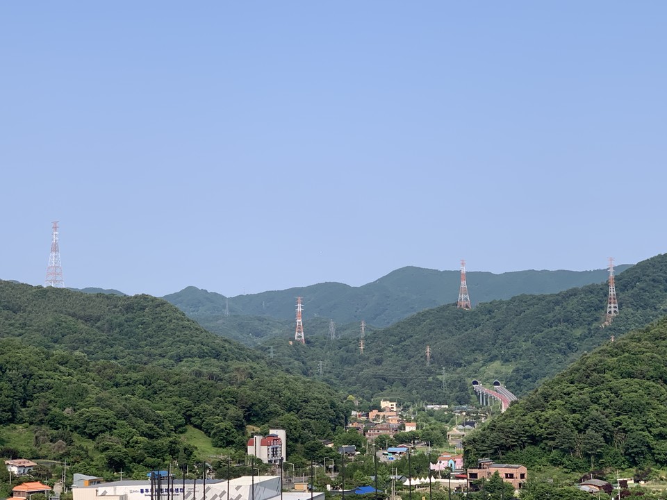30일 오후 4시15분께 동두천시 광암동 산 능선을 따라 줄지어 설치된 송전탑들은 한눈에도 압도적인 위압감을 드러내고 있다. (사진=오기춘 기자)
