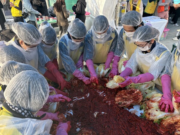 서정대학교가 지난 12일 양주시자원봉사센터가 주관한 ‘2025 사랑의 김장나눔 축제’에 참여해 지역사회와 함께하는 나눔의 장을 마련했다. (사진제공=서정대학교)