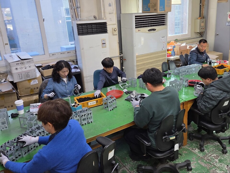 14일 인천교통공사 1호선역무팀 직원들이 사회복지법인 성촌재단이 운영하는 ‘굿프랜드’를 방문해 중증장애인생산품 제작 보조와 직업재활훈련 지원 활동을 펼쳤다. (사진=인천교통공사 SNS)